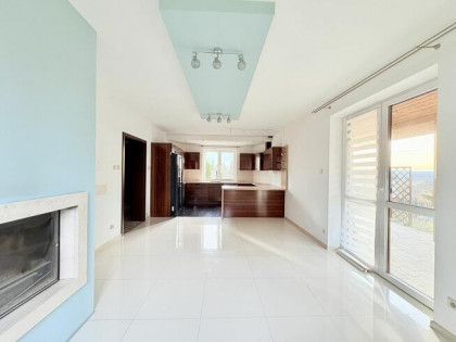 Dom w Kielanówce z kominkiem i garażem w bryle