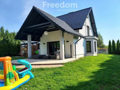 Piękny dom wolnostojący z dużym ogrodem