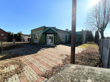 Lokal handlowo- usługowy z działką 900 m2. blisko miasta