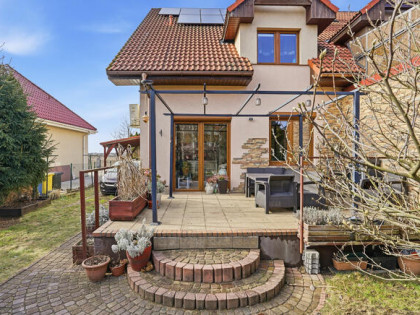 Zacharzyce - pół bliźniaka z uroczym ogrodem