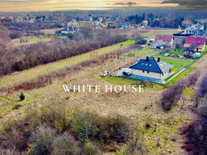 Działka pod zabudowę bliźniaczą w otoczeniu drzew