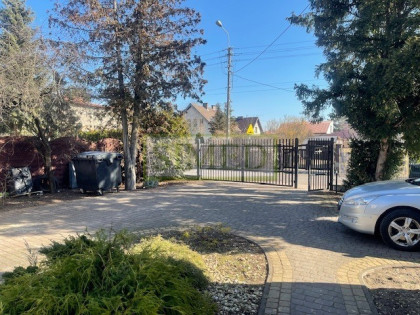 Blisko szkoły ,dom, oddzielny garaż,duża działka .