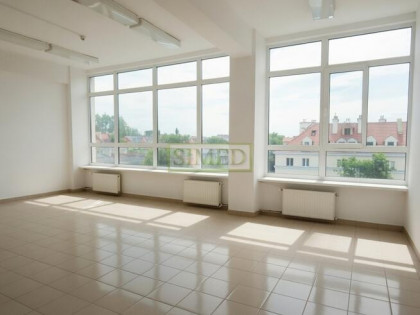 Dostep24h,recepcja,ochrona,poczekalnia,wys 4m .