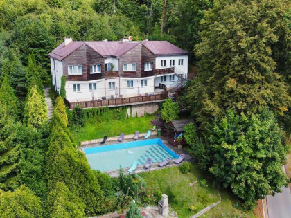 Ośrodek wypoczynkowy u stóp Gór Stołowych.