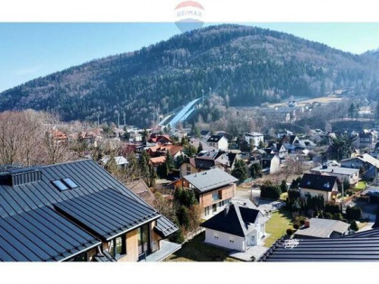 Panoramiczny widok na góry i skocznie