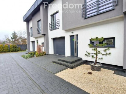 Atrakcyjny segment z ogródkiem i garażem