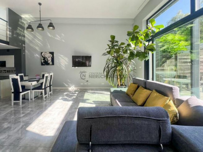 Nowoczesny loft z ogródkiem i dwoma miejscami parkingowymi