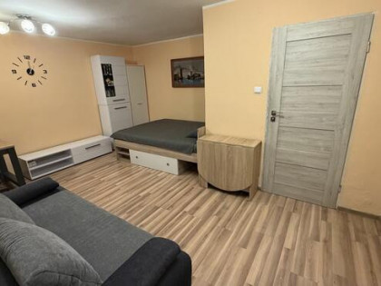 Kawalerka 34 m² z dużym balkonem i oddzielną kuchnią – Chorz