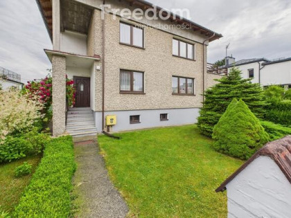 Dom z ogrodem i niezależnym mieszkaniem.