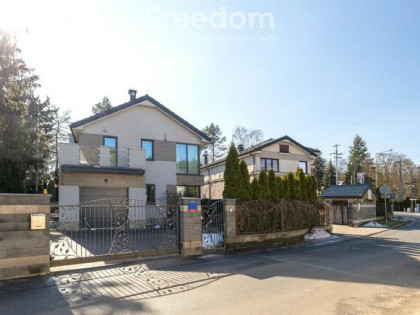 Dom z basenem w Łomiankach, 5 pokoi, działka 799m2