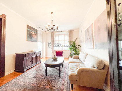 Klimatyczne 4-pokojowe mieszkanie w odrestaurowanej kamienic