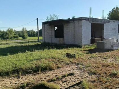 Sprzedam dużą działkę z rozpoczętą budową domu.