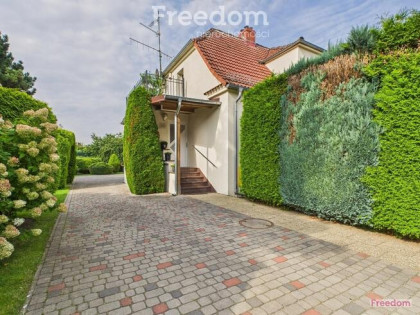 Dom z ogrodem 743 m², 2 garaże, strefa relaksu