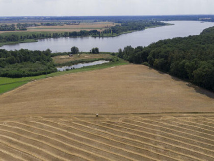 Rekreacyjna nad jeziorem Długim, dostęp do linii brzegowej