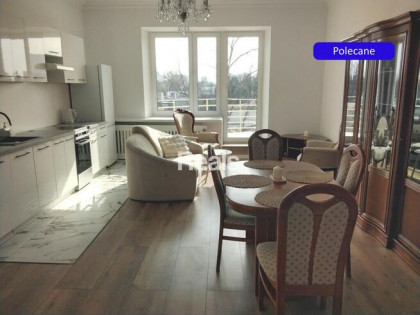 Plac Wilsona, z piwnicą