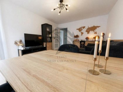 Licencja na luksus. Dwupokojowa baza agenta