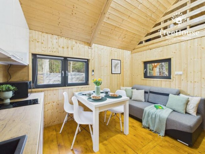 Dom rekreacyjny nad jeziorem w cichej okolicy