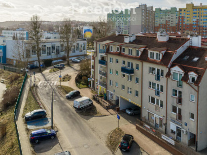 Lokal z witrynami od strony chodnika i ulicy