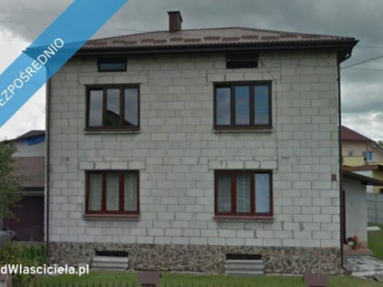 Dom z doma mieszkaniami z garażem w spokojnej okolicy