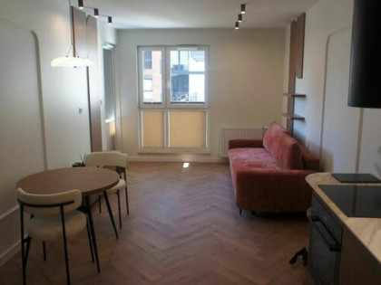 2 pokoje z halą garażową i Internetem w cenie