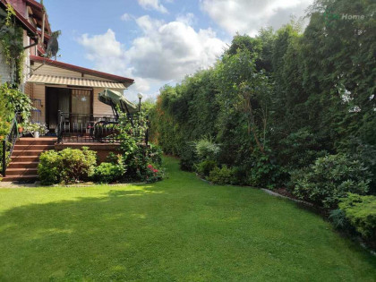 Dom przy lesie, taras, kominek, ogród.