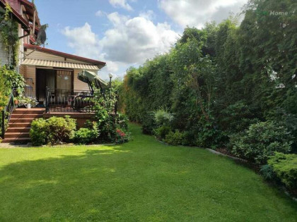 Dom przy lesie, taras, kominek, ogród.