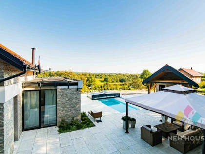 Posiadłość na wzgórzu z widokiem i basenem