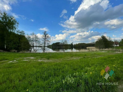 Działka rekreacyjna z linią brzegową jeziora