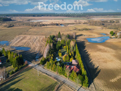 Dom z basenem i stawem