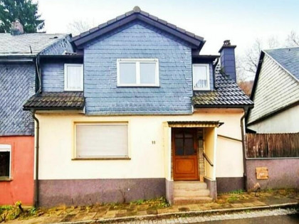 Niemcy Dom piętrowy z tarasem KW do zamieszkania. Nowy dach.