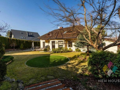 Nowoczesny wolnostojący dom z garażem przy lesie