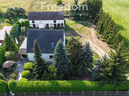 Dom z budynkiem gospodarczym w Białej