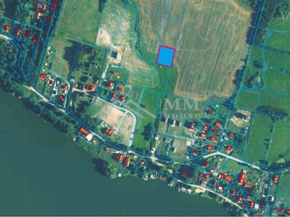 Działka rekreacyjna nad jeziorem.