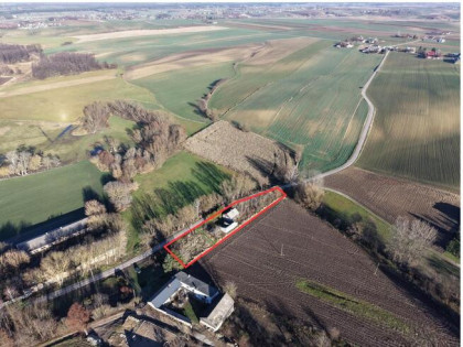 Działka z domem i zabudowaniami 5 km od Ćmielowa