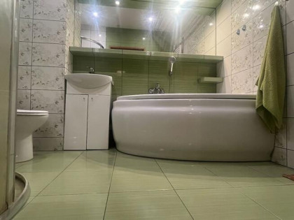 2/3 pokoje, kuchnia ze spiżarnią, ogródek, do rem.