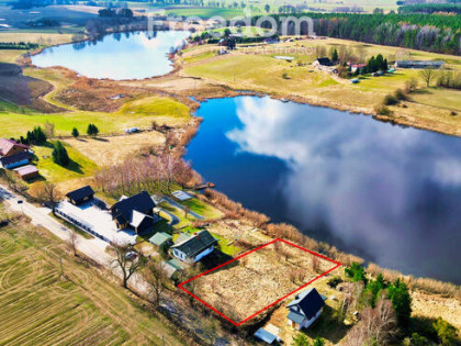 Działka pod zabudowę z linią brzegową jeziora