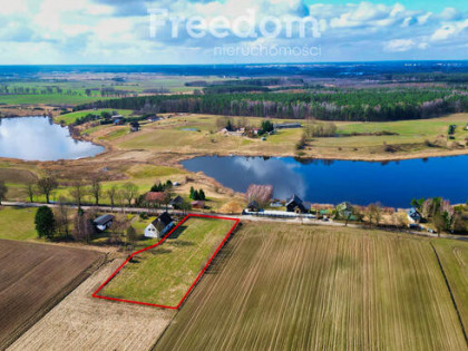 Działka z widokiem na jezioro.