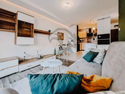 Wsłuchaj się w szum Koron. Di Trevi.