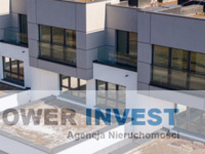 Nowoczesny skrajny dom z tarasem i ogrodem