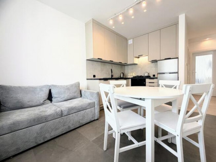 2 pokoje oddzielna kuchnia, balkon, kom. lok.