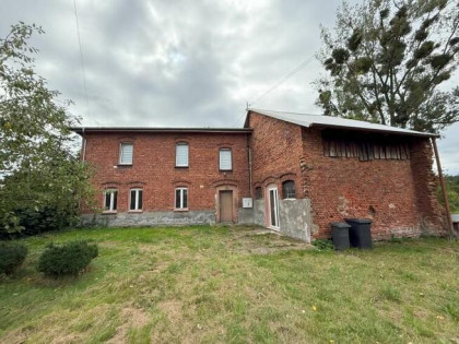 Syndyk sprzeda udział w domu z działką