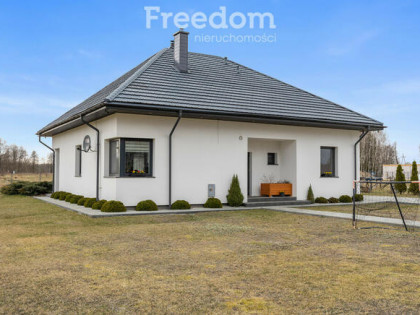 Nowoczesny dom parterowy w okolicy dwóch jezior