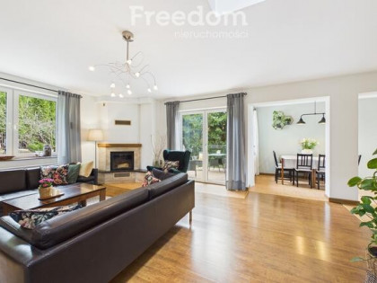 Uroczy, niewielki rodzinny dom wolnostojący.