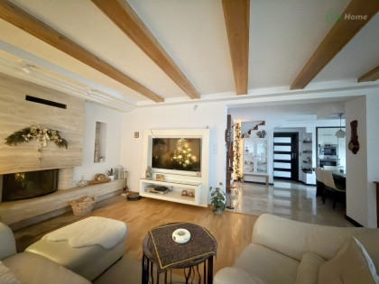 Dom przy lesie, taras, kominek, ogród.