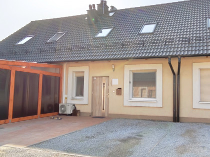 Dom szeregowy z ogrodem /NAMYSŁÓW