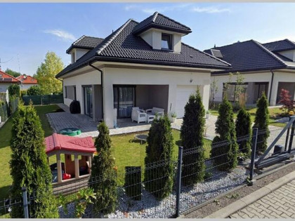 Dom jednorodzinny parterowy z poddaszem użytkowym.