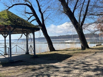 dokonała lokalizacja w pierwszej linii od jeziora