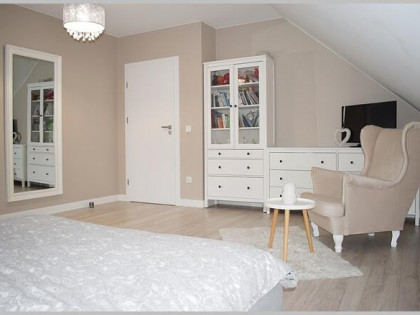 Dom jednorodzinny parterowy z poddaszem użytkowym.