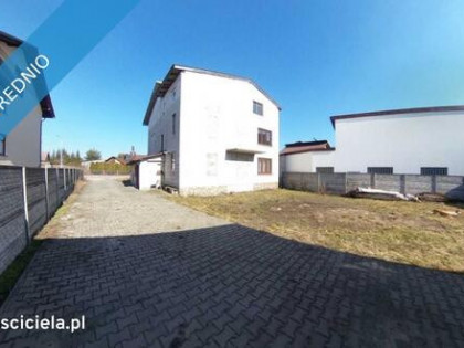 Przestronny dom 8 pokoi z ogródkiem w mieście