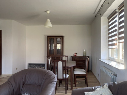 Dom wolnostojący, dwulokalowy z 2 garażami.